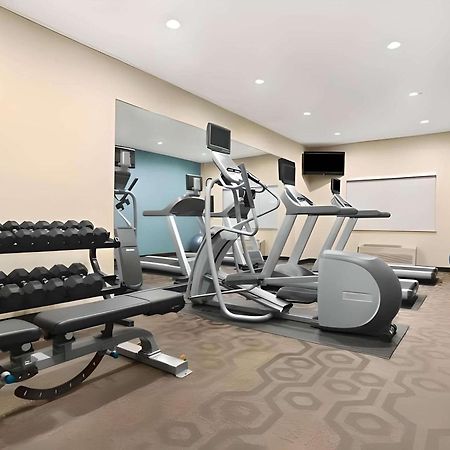 Dubuque Inn & Suites Bagian luar foto