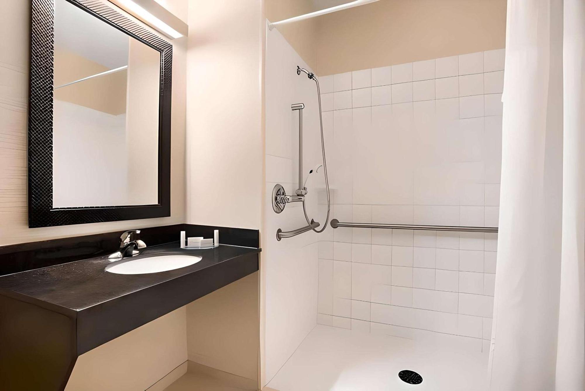 Dubuque Inn & Suites Bagian luar foto