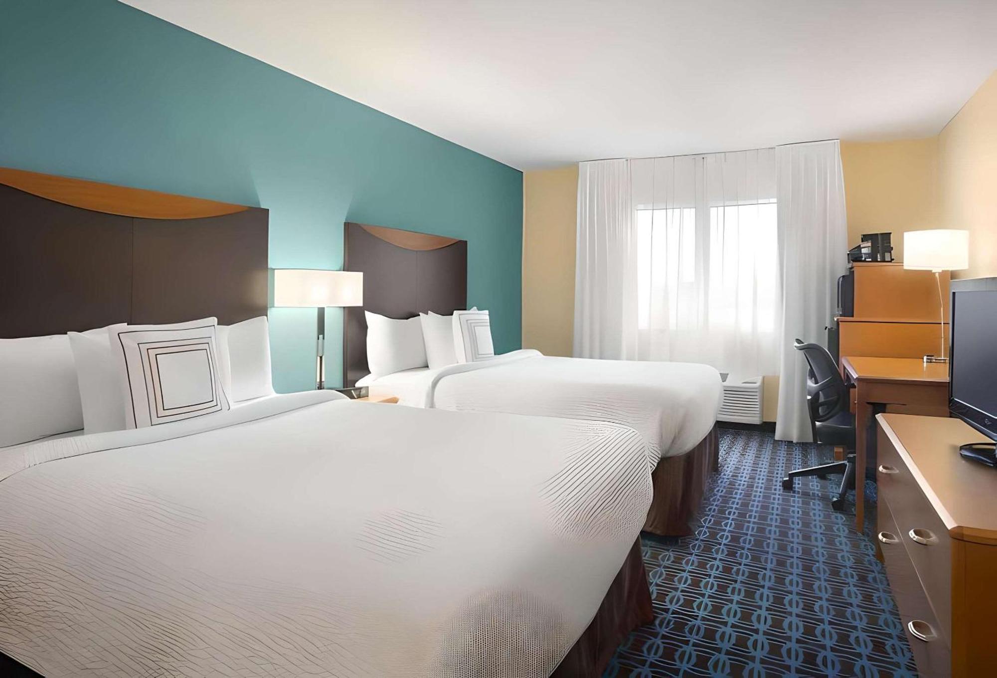 Dubuque Inn & Suites Bagian luar foto