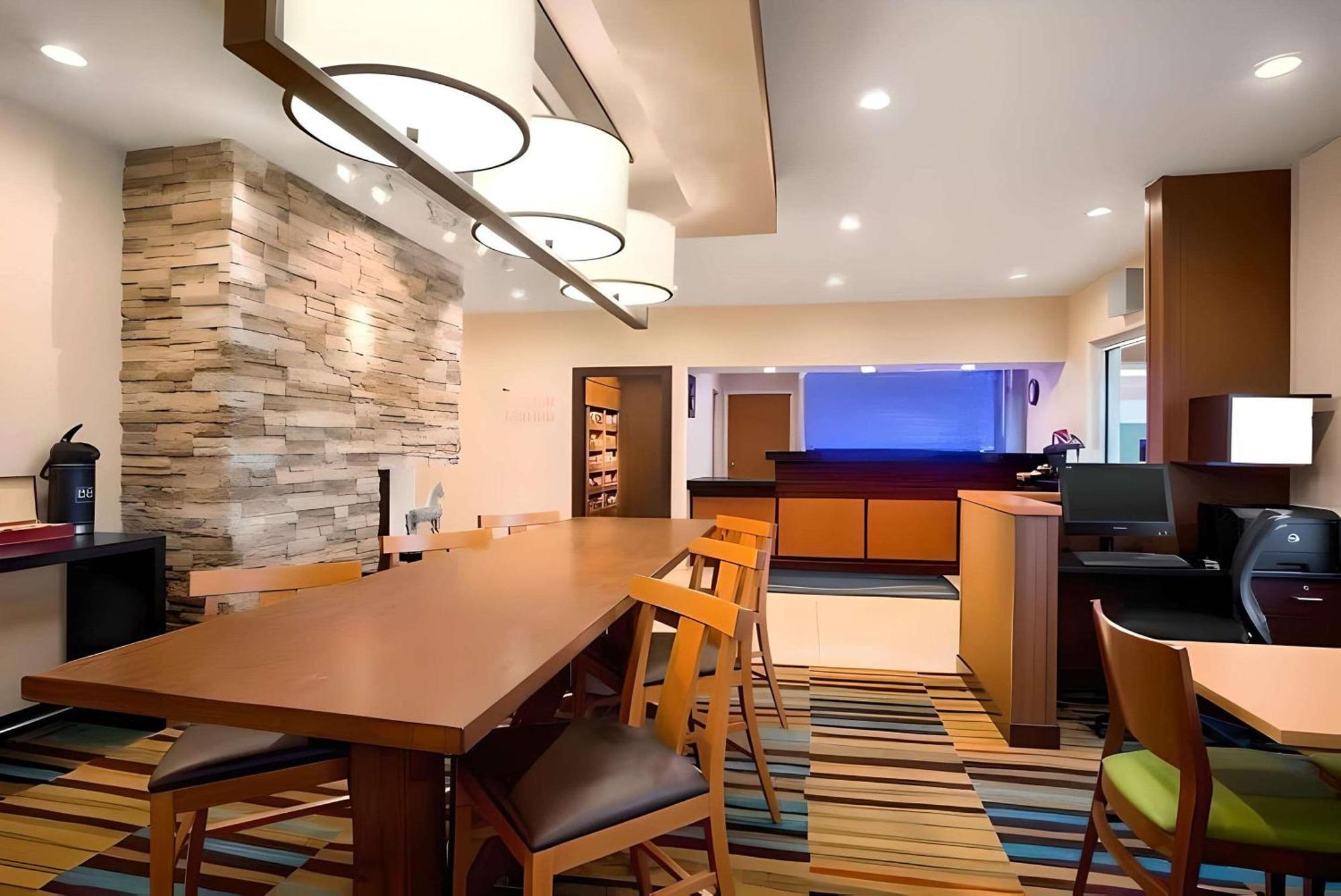 Dubuque Inn & Suites Bagian luar foto