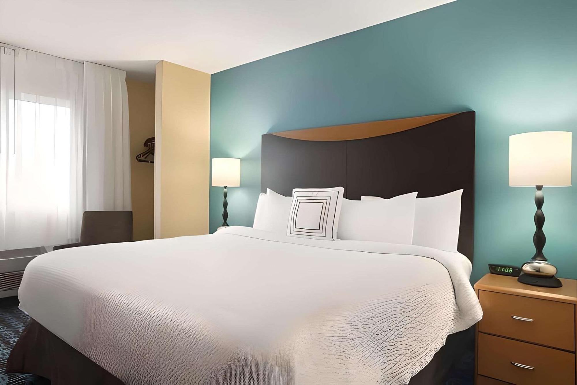 Dubuque Inn & Suites Bagian luar foto