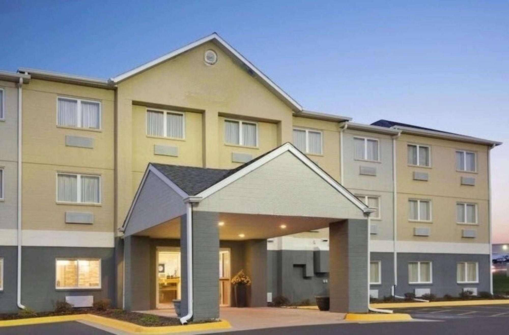 Dubuque Inn & Suites Bagian luar foto