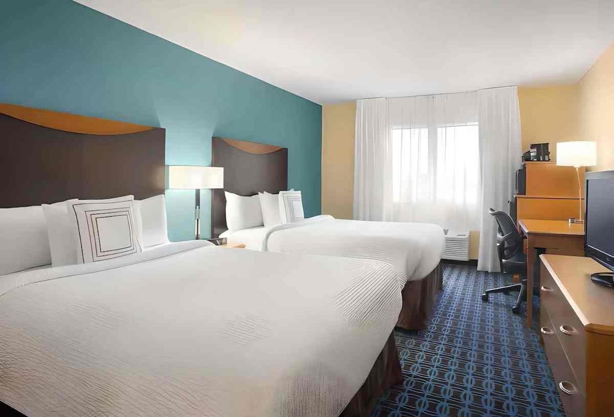 Dubuque Inn & Suites Bagian luar foto